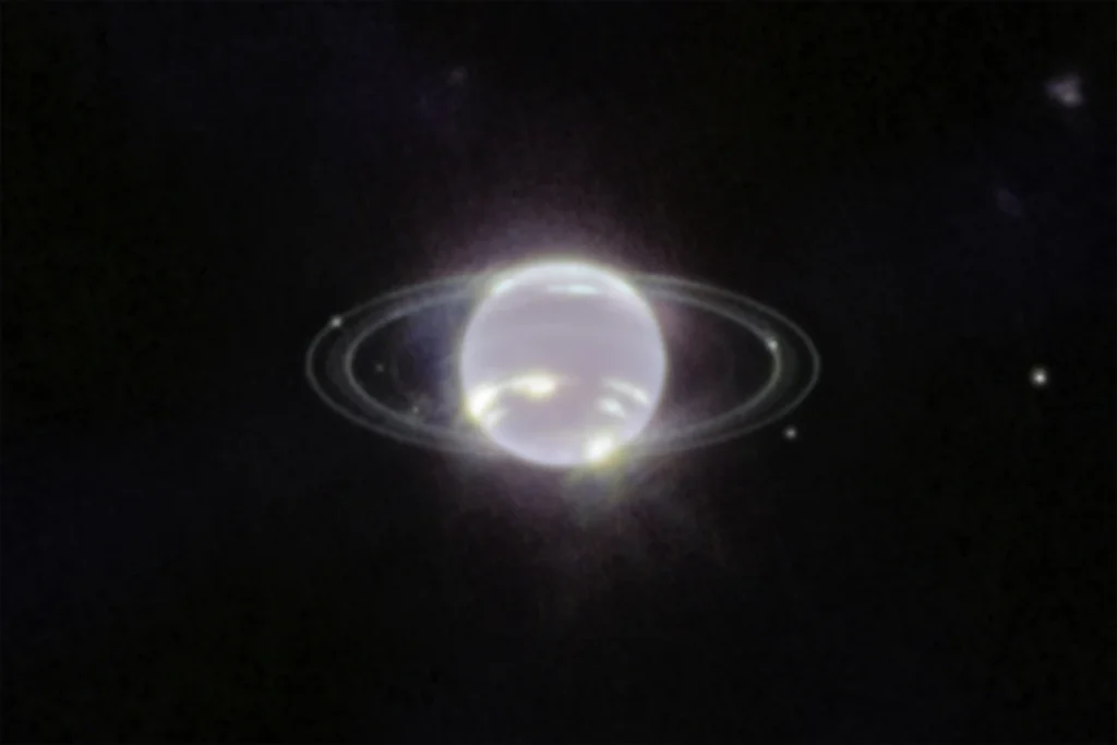 जेम्स वेब स्पेस टेलीस्कोप द्वारा ली गई नेप्च्यून की इंफ्रारेड लाइट में ली गई छवि । NASA, ESA, CSA, and STScI