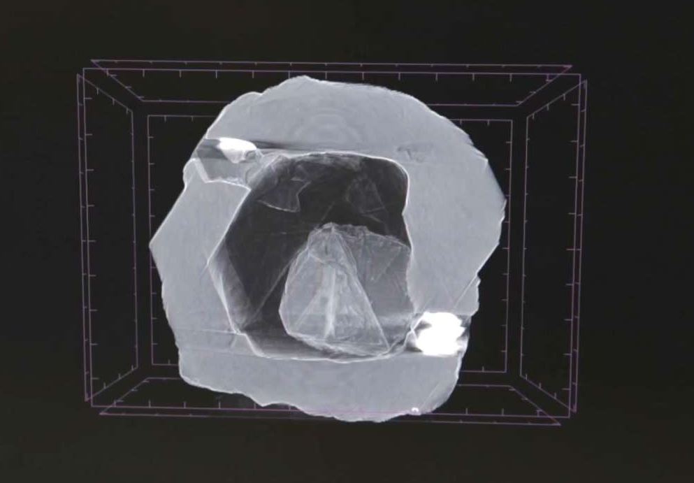 असामान्य हीरे का एक एक्स-रे। Alrosa