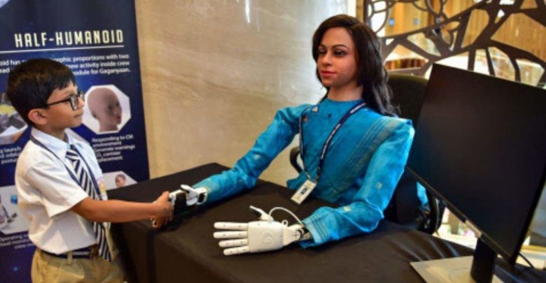 भारतीय वैज्ञानिकों को पहली बार अंतरिक्ष में ले कर जाएगी यह रोबोट - Vyommitra In Hindi.