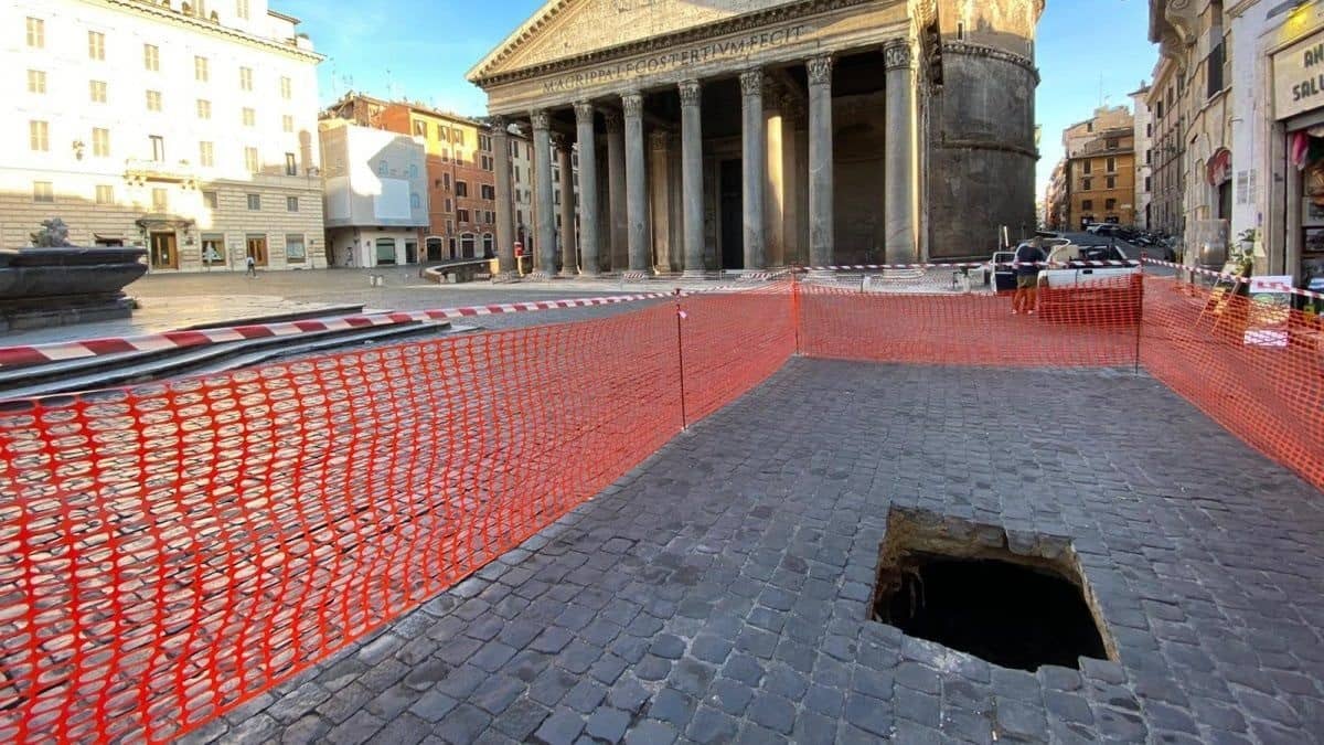 रोम के सिंकहोल के बारे में जानकारी - Sinkhole Opens Near Pantheon.