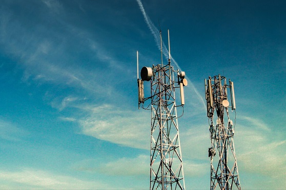 6G satellite communication via tower.