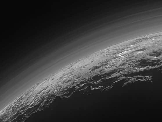 प्लूटो बदल रहा हैं अपना रूप - Pluto's Atmosphere Is Dissapearing.