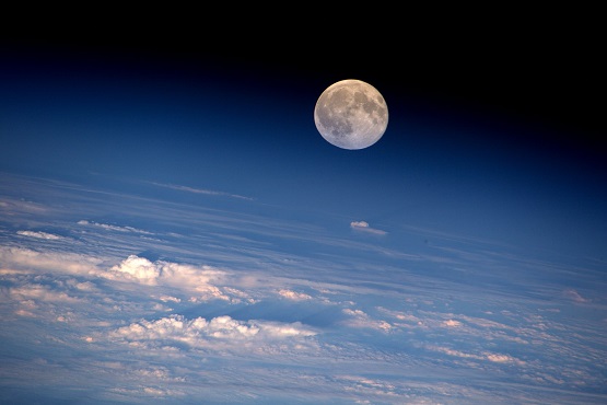 दिन में क्यों दिखाई देने वाला चाँद - Why We Can See Moon In Day?