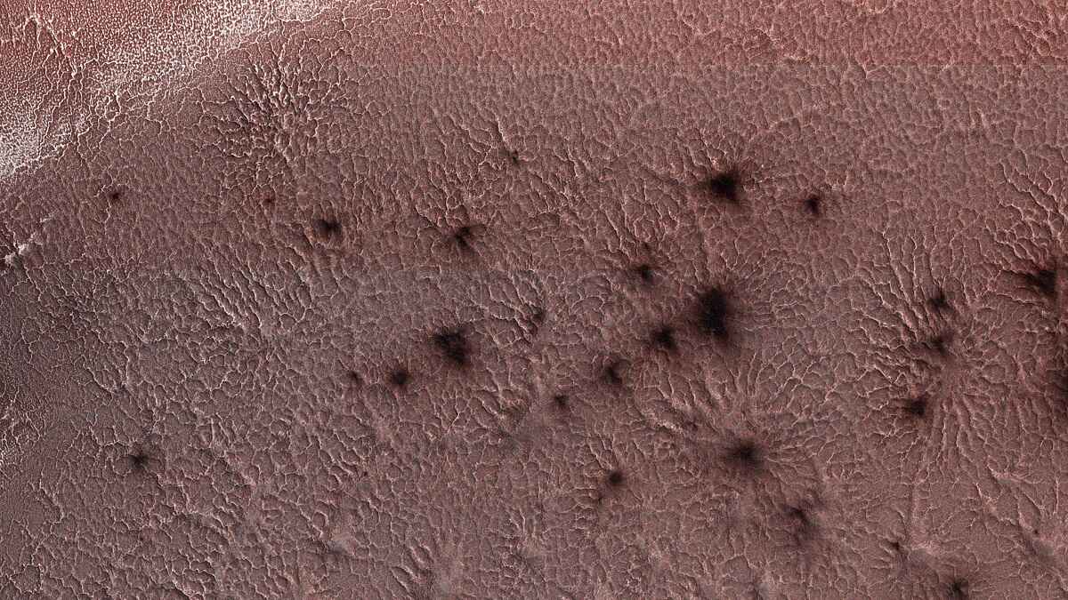 मंगल पर दिखाई दिए रहस्यमयी मकड़ियाँ! - Mysterious Spiders On Mars.